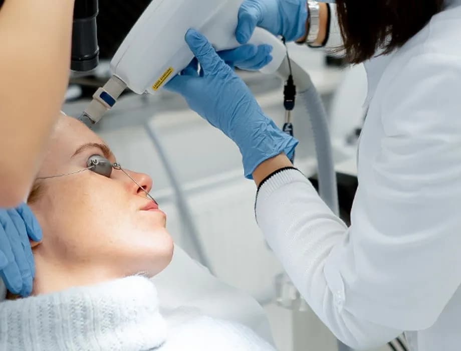 Ile kosztuje zabieg laserem frakcyjnym CO2? Ceny i czynniki wpływające