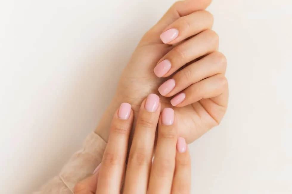 Czy można malować paznokcie lakierem hybrydowym bez lampy? Oto prawda