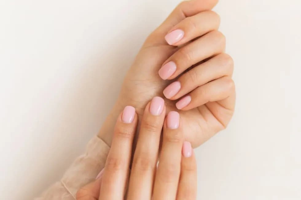 Czy można malować paznokcie lakierem hybrydowym bez lampy? Oto prawda