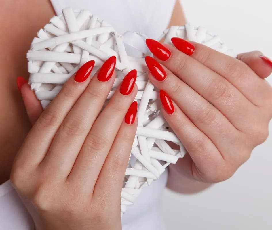 Co oznacza czerwony kolor paznokci? Odkryj jego ukryte znaczenie