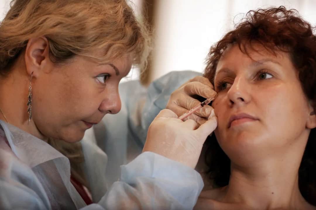 Czy botox jest szkodliwy? Poznaj prawdę o bezpieczeństwie zabiegu