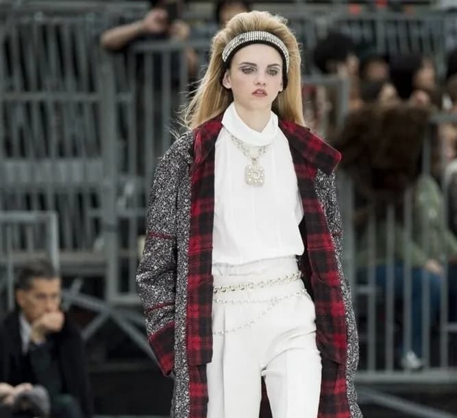 Jak chodzą modelki? Odkryj sekrety ich wyjątkowego stylu na wybiegu