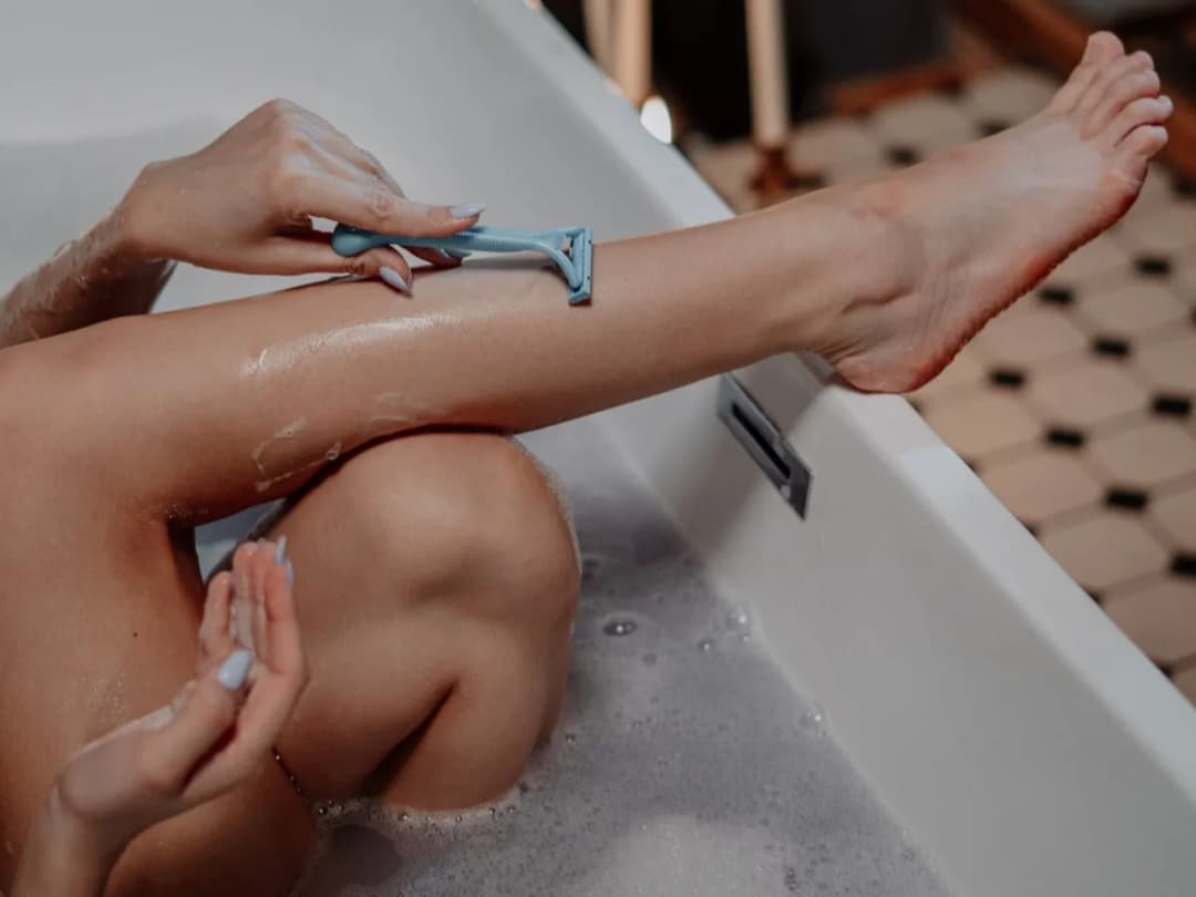 Czy przed depilacją laserową trzeba się ogolić, aby uniknąć podrażnień?