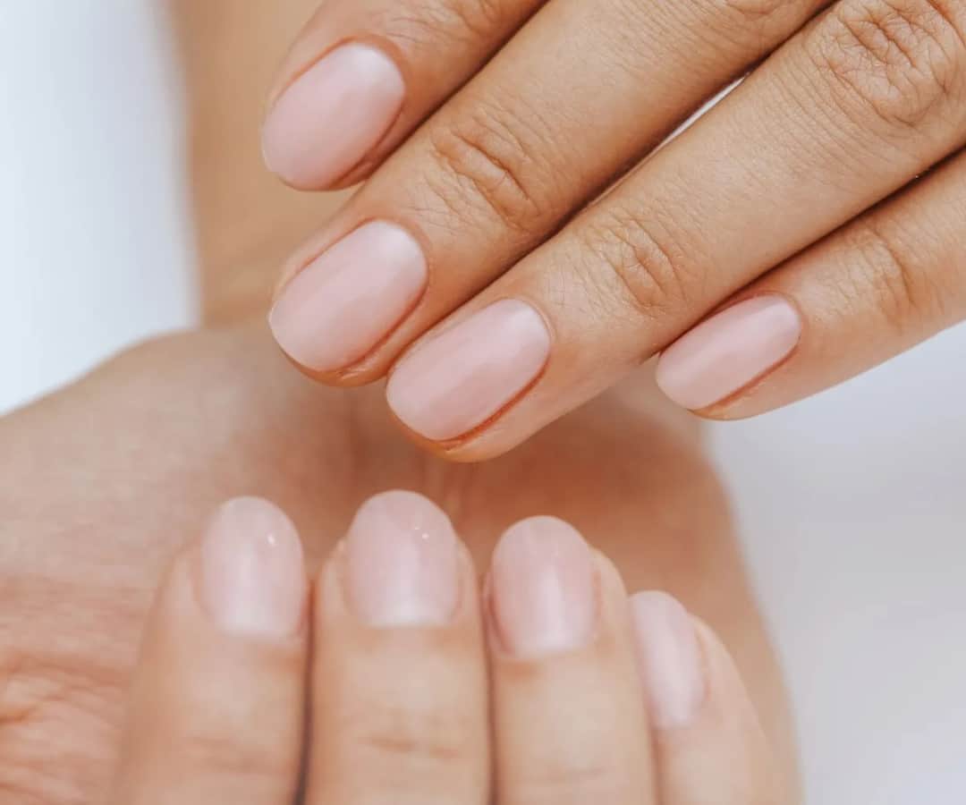 Manicure japoński co to? Poznaj jego zalety i skutki dla paznokci
