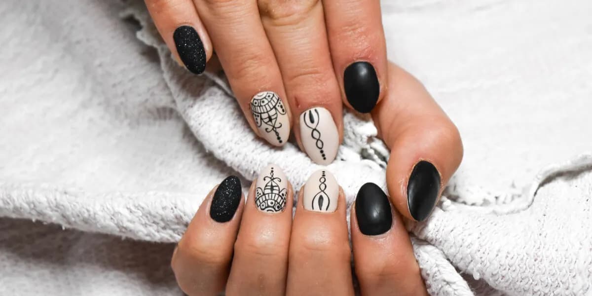 Co oznaczają paznokcie pomalowane na czarno? Odkryj ich symbole i znaczenie