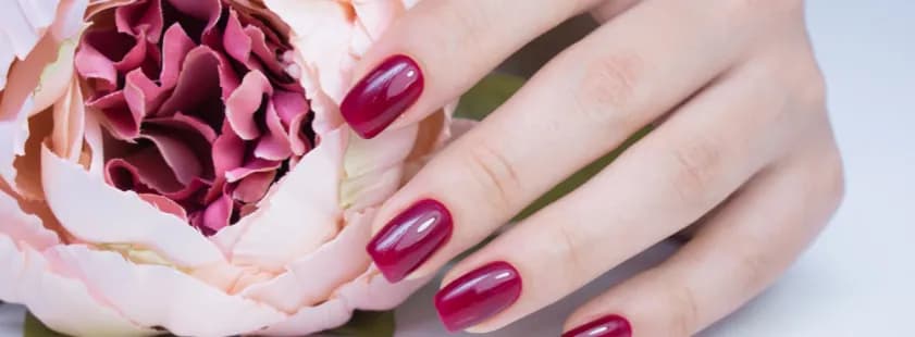 Jakie paznokcie do malinowej sukienki? Sprawdź idealne kolory!