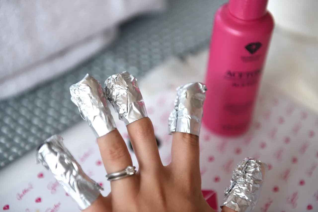 Jak długo trzymać aceton na hybrydzie, aby nie uszkodzić paznokci?