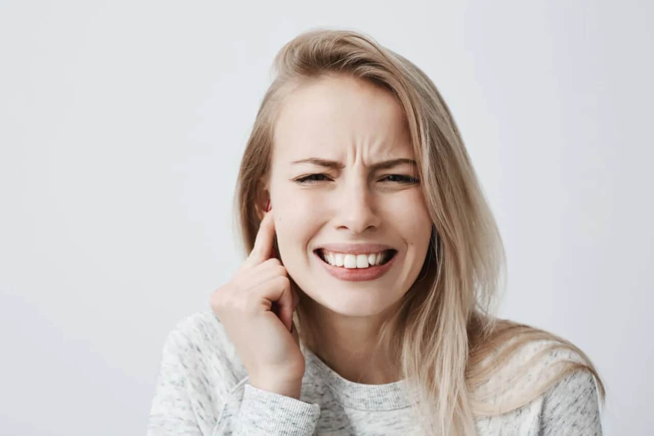 Skuteczne sposoby na pryszcz w uchu - jak się pozbyć bólu i dyskomfortu