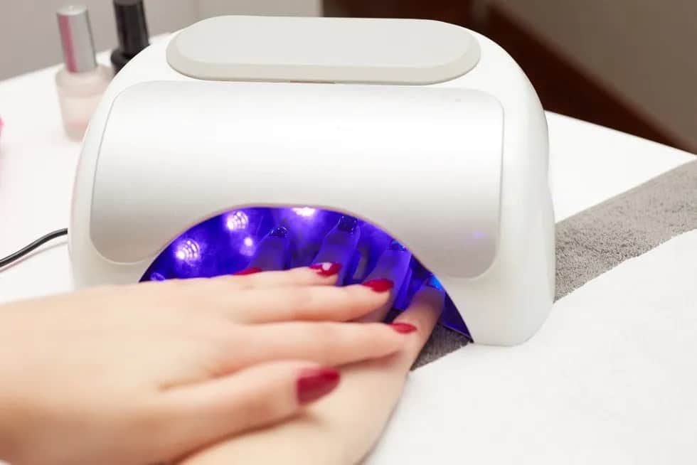 Jaką lampę do hybryd wybrać, aby uniknąć słabego utwardzania?