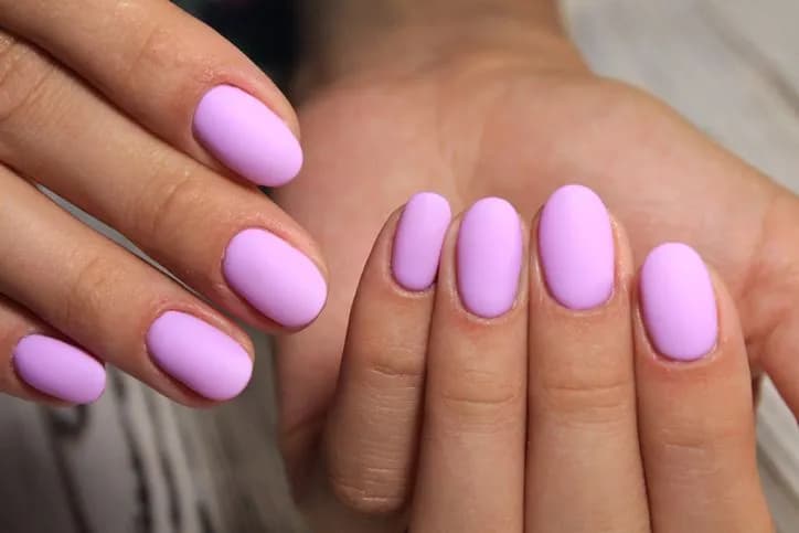 Manicure tytanowy co to? Poznaj jego zalety i wady dla paznokci