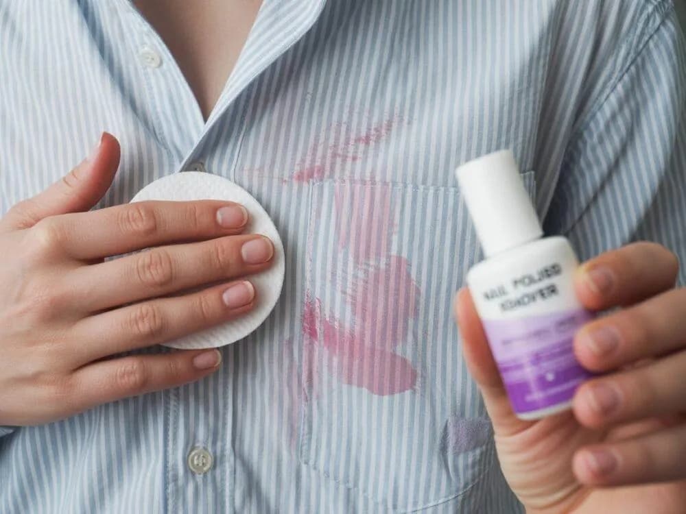 Skuteczne sposoby na to, czym sprać lakier do paznokci z ubrania